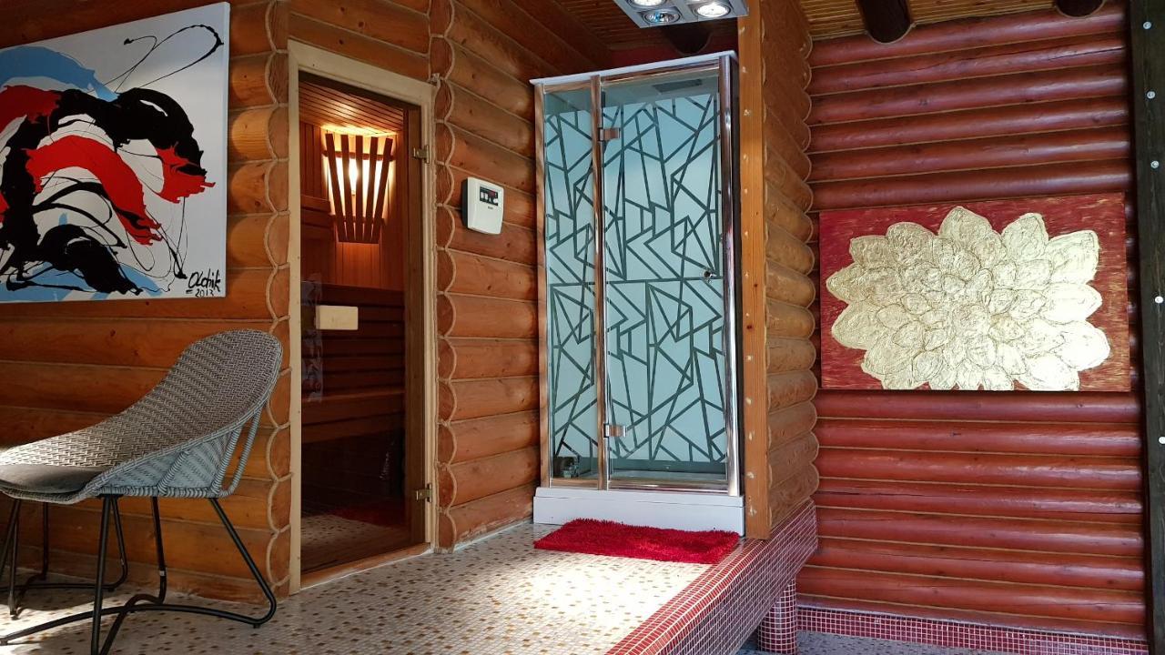 Luxury Villa With Pool And Sauna Tjernivtsi Exteriör bild